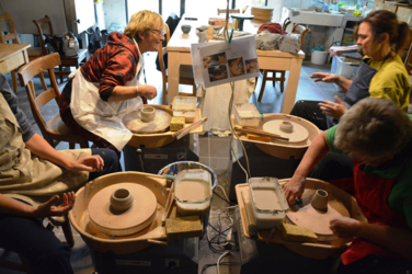 Een dag samen met je gezin, met vrienden of kennissen. ​Een verjaardagsfeestje en fijn samen kleien of pottendraaien. Er even tussenuit en jouw eigen creaties maken in het atelier. Of wil je graag leren draaien op de draaischijf ​onder individuele begeleiding?