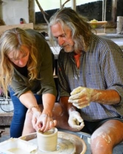 Een dag samen met je gezin, met vrienden of kennissen. ​Een verjaardagsfeestje en fijn samen kleien of pottendraaien. Er even tussenuit en jouw eigen creaties maken in het atelier. Of wil je graag leren draaien op de draaischijf ​onder individuele begeleiding?