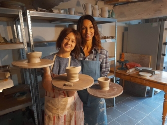 Een dag samen met je gezin, met vrienden of kennissen. ​Een verjaardagsfeestje en fijn samen kleien of pottendraaien. Er even tussenuit en jouw eigen creaties maken in het atelier. Of wil je graag leren draaien op de draaischijf ​onder individuele begeleiding?