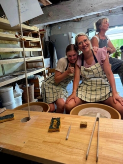 Een dag samen met je gezin, met vrienden of kennissen. ​Een verjaardagsfeestje en fijn samen kleien of pottendraaien. Er even tussenuit en jouw eigen creaties maken in het atelier. Of wil je graag leren draaien op de draaischijf ​onder individuele begeleiding?