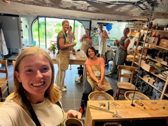 Een dag samen met je gezin, met vrienden of kennissen. ​Een verjaardagsfeestje en fijn samen kleien of pottendraaien. Er even tussenuit en jouw eigen creaties maken in het atelier. Of wil je graag leren draaien op de draaischijf ​onder individuele begeleiding?