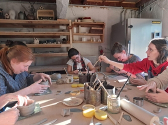 Een dag samen met je gezin, met vrienden of kennissen. ​Een verjaardagsfeestje en fijn samen kleien of pottendraaien. Er even tussenuit en jouw eigen creaties maken in het atelier. Of wil je graag leren draaien op de draaischijf ​onder individuele begeleiding?