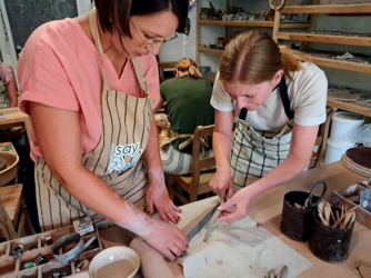Een dag samen met je gezin, met vrienden of kennissen. ​Een verjaardagsfeestje en fijn samen kleien of pottendraaien. Er even tussenuit en jouw eigen creaties maken in het atelier. Of wil je graag leren draaien op de draaischijf ​onder individuele begeleiding?