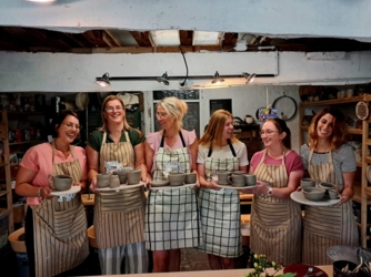 Een dag samen met je gezin, met vrienden of kennissen. ​Een verjaardagsfeestje en fijn samen kleien of pottendraaien. Er even tussenuit en jouw eigen creaties maken in het atelier. Of wil je graag leren draaien op de draaischijf ​onder individuele begeleiding?
