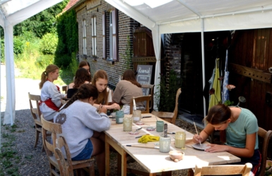 Creatieve zomerkampen in een inspirerend natuurlijk kader aan de Binkermolen. ​Een week vol creatief plezier dicht bij de natuur in kleine groep voor ​jongeren van geboortejaar 2010-2014 en voor kinderen van geboortejaar 2015-2019. (minimum 6, max 10 kinderen) 