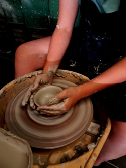 Creatieve zomerkampen in een inspirerend natuurlijk kader aan de Binkermolen. ​Een week vol creatief plezier dicht bij de natuur in kleine groep voor ​jongeren van geboortejaar 2010-2014 en voor kinderen van geboortejaar 2015-2019. (minimum 6, max 10 kinderen) 