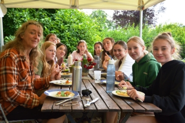 Creatieve zomerkampen in een inspirerend natuurlijk kader aan de Binkermolen. ​Een week vol creatief plezier dicht bij de natuur in kleine groep voor ​jongeren van geboortejaar 2009-2012 en voor kinderen van geboortejaar 2012-2016 (minimum 6, max 10 kinderen) 