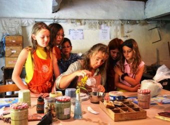 Creatieve zomerkampen in een inspirerend natuurlijk kader aan de Binkermolen. ​Een week vol creatief plezier dicht bij de natuur in kleine groep voor ​jongeren van geboortejaar 2009-2012 en voor kinderen van geboortejaar 2012-2016 (minimum 6, max 10 kinderen) 