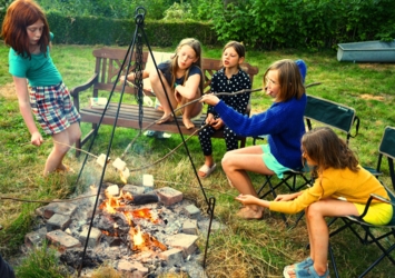 Creatieve zomerkampen in een inspirerend natuurlijk kader aan de Binkermolen. ​Een week vol creatief plezier dicht bij de natuur in kleine groep voor ​jongeren van geboortejaar 2009-2012 en voor kinderen van geboortejaar 2012-2016 (minimum 6, max 10 kinderen) 