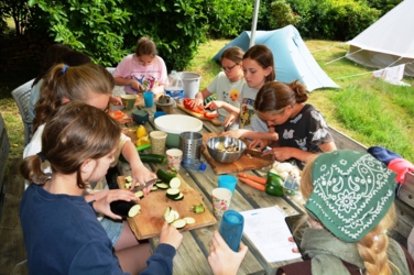 Creatieve zomerkampen in een inspirerend natuurlijk kader aan de Binkermolen. ​Een week vol creatief plezier dicht bij de natuur in kleine groep voor ​jongeren van geboortejaar 2009-2012 en voor kinderen van geboortejaar 2012-2016 (minimum 6, max 10 kinderen) 