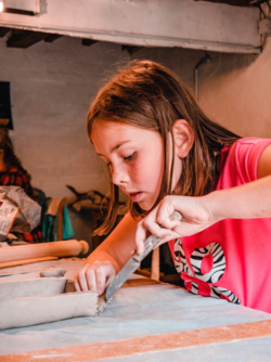 Creatieve zomerkampen in een inspirerend natuurlijk kader aan de Binkermolen. ​Een week vol creatief plezier dicht bij de natuur in kleine groep voor ​jongeren van geboortejaar 2009-2012 en voor kinderen van geboortejaar 2012-2016 (minimum 6, max 10 kinderen) 