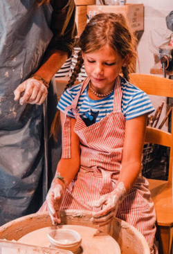 Creatieve zomerkampen in een inspirerend natuurlijk kader aan de Binkermolen. ​Een week vol creatief plezier dicht bij de natuur in kleine groep voor ​jongeren van geboortejaar 2009-2012 en voor kinderen van geboortejaar 2012-2016 (minimum 6, max 10 kinderen) 