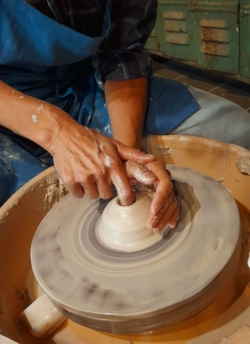 Beleef jouw creativiteit met je handen in de klei ​tijdens onze Gezellige Creatieve Zomer4daagse in kleine groep ​in het natuurlijk en inspirerend kader ​van de historische Binkermolen, waar het keramiekatelier van Puur Helena gelegen is.