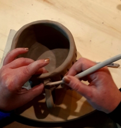 Beleef jouw creativiteit met je handen in de klei ​tijdens onze Gezellige Creatieve Zomer4daagse in kleine groep ​in het natuurlijk en inspirerend kader ​van de historische Binkermolen, waar het keramiekatelier van Puur Helena gelegen is.