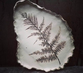 Beleef jouw creativiteit met je handen in de klei ​tijdens onze Gezellige Creatieve Zomer4daagse in kleine groep ​in het natuurlijk en inspirerend kader ​van de historische Binkermolen, waar het keramiekatelier van Puur Helena gelegen is.