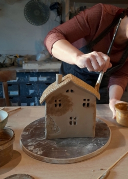 Beleef jouw creativiteit met je handen in de klei ​tijdens onze Gezellige Creatieve Zomer4daagse in kleine groep ​in het natuurlijk en inspirerend kader ​van de historische Binkermolen, waar het keramiekatelier van Puur Helena gelegen is.
