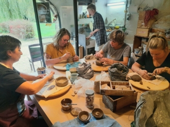 Beleef jouw creativiteit met je handen in de klei ​tijdens onze Gezellige Creatieve Zomer4daagse in kleine groep ​in het natuurlijk en inspirerend kader ​van de historische Binkermolen, waar het keramiekatelier van Puur Helena gelegen is.
