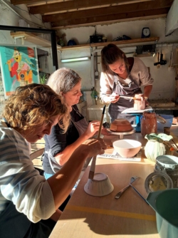 keramiek glazuren Beleef jouw creativiteit met je handen in de klei tijdens onze Gezellige Creatieve Zomer4daagse in kleine groep in het natuurlijk en inspirerend kader van de historische Binkermolen, waar het keramiekatelier van Puur Helena gelegen is.