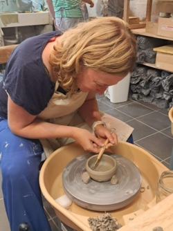 keramiek4daagse kommetje draaien Beleef jouw creativiteit met je handen in de klei tijdens onze Gezellige Creatieve Zomer4daagse in kleine groep in het natuurlijk en inspirerend kader van de historische Binkermolen, waar het keramiekatelier van Puur Helena gelegen is.