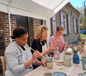 keramiek4daagse decoreren met engobes Beleef jouw creativiteit met je handen in de klei tijdens onze Gezellige Creatieve Zomer4daagse in kleine groep in het natuurlijk en inspirerend kader van de historische Binkermolen, waar het keramiekatelier van Puur Helena gelegen is.