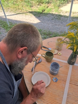 keramiek4daagse afwerken bord Beleef jouw creativiteit met je handen in de klei tijdens onze Gezellige Creatieve Zomer4daagse in kleine groep in het natuurlijk en inspirerend kader van de historische Binkermolen, waar het keramiekatelier van Puur Helena gelegen is.