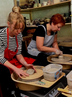 Beleef jouw creativiteit met je handen in de klei ​tijdens onze Gezellige Creatieve Zomer4daagse in kleine groep ​in het natuurlijk en inspirerend kader ​van de historische Binkermolen, waar het keramiekatelier van Puur Helena gelegen is.