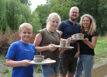 Beleef jouw creativiteit met je handen in de klei ​tijdens onze Gezellige Creatieve Zomer4daagse in kleine groep ​in het natuurlijk en inspirerend kader ​van de historische Binkermolen, waar het keramiekatelier van Puur Helena gelegen is.