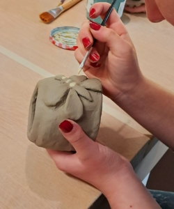 Beleef jouw creativiteit met je handen in de klei ​tijdens onze Gezellige Creatieve Zomer4daagse in kleine groep ​in het natuurlijk en inspirerend kader ​van de historische Binkermolen, waar het keramiekatelier van Puur Helena gelegen is.