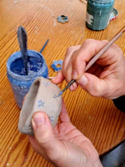 Beleef jouw creativiteit met je handen in de klei ​tijdens onze Gezellige Creatieve Zomer4daagse in kleine groep ​in het natuurlijk en inspirerend kader ​van de historische Binkermolen, waar het keramiekatelier van Puur Helena gelegen is.