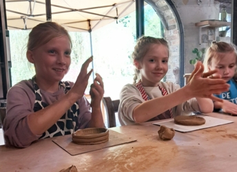 Beleef jouw creativiteit met je handen in de klei ​tijdens onze Gezellige Creatieve Zomer4daagse in kleine groep ​in het natuurlijk en inspirerend kader ​van de historische Binkermolen, waar het keramiekatelier van Puur Helena gelegen is.