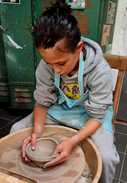 Beleef jouw creativiteit met je handen in de klei ​tijdens onze Gezellige Creatieve Zomer4daagse in kleine groep ​in het natuurlijk en inspirerend kader ​van de historische Binkermolen, waar het keramiekatelier van Puur Helena gelegen is.
