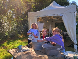 Beleef jouw creativiteit met je handen in de klei ​tijdens onze Gezellige Creatieve Zomer4daagse in kleine groep ​in het natuurlijk en inspirerend kader ​van de historische Binkermolen, waar het keramiekatelier van Puur Helena gelegen is.