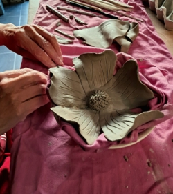 Een verbindende keramiekworkshop voor grootouders en kleinkinderen, ouders en kinderen, meters en metekinderen, peters en petekinderen, vrienden, vriendinnen, individuen... alle leeftijden welkom!