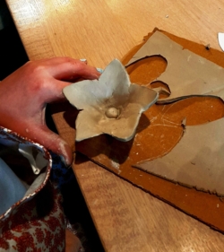 Een verbindende keramiekworkshop voor grootouders en kleinkinderen, ouders en kinderen, meters en metekinderen, peters en petekinderen, vrienden, vriendinnen, individuen... alle leeftijden welkom!