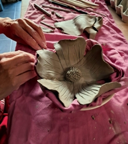Een verbindende keramiekworkshop voor grootouders en kleinkinderen, ouders en kinderen, meters en metekinderen, peters en petekinderen, vrienden, vriendinnen, individuen... alle leeftijden welkom!
