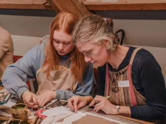Een verbindende workshop kleien voor grootouders en kleinkinderen, ouders en kinderen, meters en metekinderen, peters en petekinderen, vrienden, vriendinnen, individuen... alle leeftijden welkom!