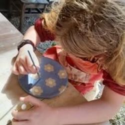 Een verbindende workshop kleien voor grootouders en kleinkinderen, ouders en kinderen, meters en metekinderen, peters en petekinderen, vrienden, vriendinnen, individuen... alle leeftijden welkom!