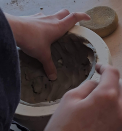 Een verbindende workshop kleien voor grootouders en kleinkinderen, ouders en kinderen, meters en metekinderen, peters en petekinderen, vrienden, vriendinnen, individuen... alle leeftijden welkom!