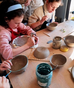 Een verbindende workshop kleien voor grootouders en kleinkinderen, ouders en kinderen, meters en metekinderen, peters en petekinderen, vrienden, vriendinnen, individuen... alle leeftijden welkom!