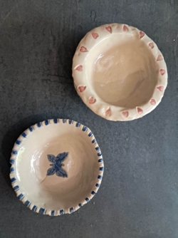 Een verbindende workshop kleien voor grootouders en kleinkinderen, ouders en kinderen, meters en metekinderen, peters en petekinderen, vrienden, vriendinnen, individuen... alle leeftijden welkom!