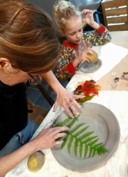 Een verbindende workshop kleien voor grootouders en kleinkinderen, ouders en kinderen, meters en metekinderen, peters en petekinderen, vrienden, vriendinnen, individuen... alle leeftijden welkom!