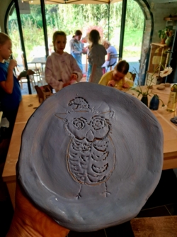 Een verbindende workshop kleien voor grootouders en kleinkinderen, ouders en kinderen, meters en metekinderen, peters en petekinderen, vrienden, vriendinnen, individuen... alle leeftijden welkom!