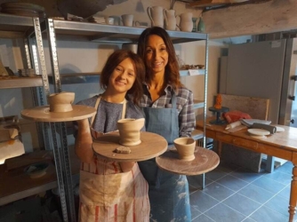 KLEI ATELIER: ​in kleine groep, max 8 personen ​kleitechnieken leren... met onze handen vormen en ontspannen verdwijnen in onze eigen creatie... Potjes, beeldjes, tegels,.... Boetseren of draaien. Creëer jouw eigen unieke keramiek!