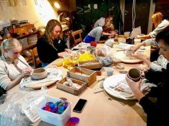 KLEI ATELIER: ​in kleine groep, max 8 personen ​kleitechnieken leren... met onze handen vormen en ontspannen verdwijnen in onze eigen creatie... Potjes, beeldjes, tegels,.... Boetseren of draaien. Creëer jouw eigen unieke keramiek!