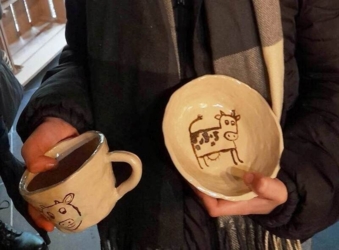 KLEI ATELIER: ​in kleine groep, max 8 personen ​kleitechnieken leren... met onze handen vormen en ontspannen verdwijnen in onze eigen creatie... Potjes, beeldjes, tegels,.... Boetseren of draaien. Creëer jouw eigen unieke keramiek!