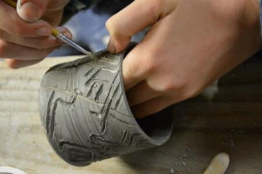 KLEI ATELIER: ​in kleine groep, max 8 personen ​kleitechnieken leren... met onze handen vormen en ontspannen verdwijnen in onze eigen creatie... Potjes, beeldjes, tegels,.... Boetseren of draaien. Creëer jouw eigen unieke keramiek!