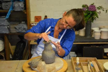 KLEI ATELIER: ​in kleine groep, max 8 personen ​kleitechnieken leren... met onze handen vormen en ontspannen verdwijnen in onze eigen creatie... Potjes, beeldjes, tegels,.... Boetseren of draaien. Creëer jouw eigen unieke keramiek!