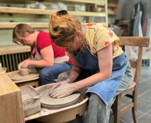 KLEI ATELIER: ​in kleine groep, max 8 personen ​kleitechnieken leren... met onze handen vormen en ontspannen verdwijnen in onze eigen creatie... Potjes, beeldjes, tegels,.... Boetseren of draaien. Creëer jouw eigen unieke keramiek!