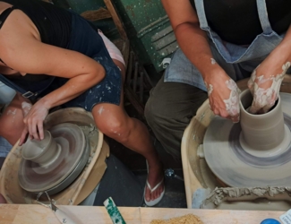 KLEI ATELIER: ​in kleine groep, max 8 personen ​kleitechnieken leren... met onze handen vormen en ontspannen verdwijnen in onze eigen creatie... Potjes, beeldjes, tegels,.... Boetseren of draaien. Creëer jouw eigen unieke keramiek!