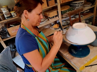 KLEI ATELIER: ​in kleine groep, max 8 personen ​kleitechnieken leren... met onze handen vormen en ontspannen verdwijnen in onze eigen creatie... Potjes, beeldjes, tegels,.... Boetseren of draaien. Creëer jouw eigen unieke keramiek!